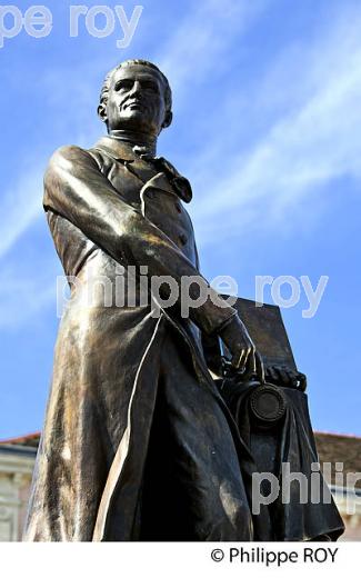 STATUE, NICEPHORE NIEPCE, INVENTEUR DE LA PHOTOGRAPHIE, CHALON SUR SAONE, BOURGOGNE. (71F00920.jpg)