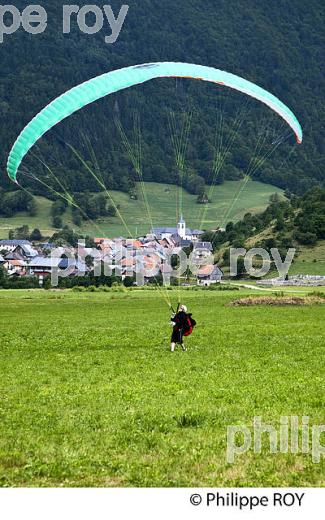 PARAPENTE, MASSIF DES BAUGES, SAVOIE, FRANCE (73F01205.jpg)
