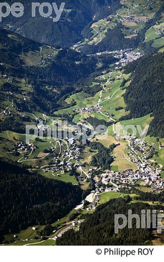 VUE AERIENNE SUR ARECHES ET BEAUFORT, SAVOIE, FRANCE (73F01733.jpg)