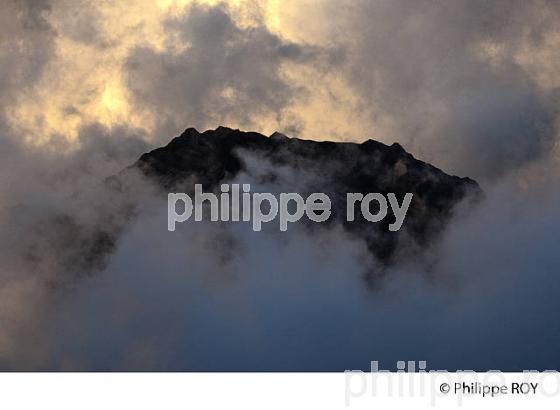 NUAGES SUR LE MASSIF DU BEAUFORTAIN, SAVOIE, FRANCE (73F02639.jpg)