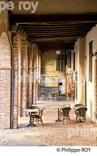 TERRASSE DE CAFE, PLACE  DU CLOITRE SAINT-SALVI, ALBI, TARN. (81F03312.jpg)