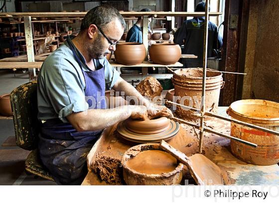 MONTAGE D' UN POT, LES POTERIES D' ALBI, POTERIE ARTISANNALE, ALBI, TARN. (81F03437.jpg)