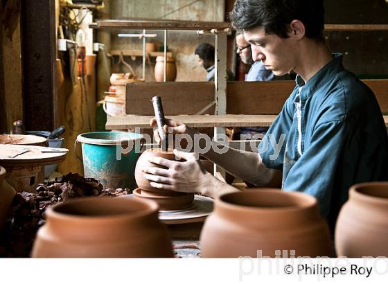 EBARDAGE D' UN POT, LES POTERIES D' ALBI, POTERIE ARTISANNALE, ALBI, TARN. (81F03515.jpg)