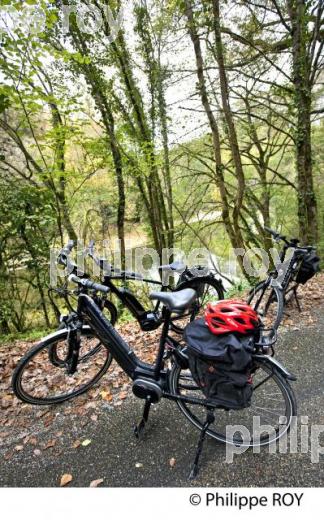 CYCLISTE,  GORGES  DE L' AVEYRON, SAINT-ANTONIN-NOBLE-VAL, TARN ET GARONNE. (82F01417.jpg)