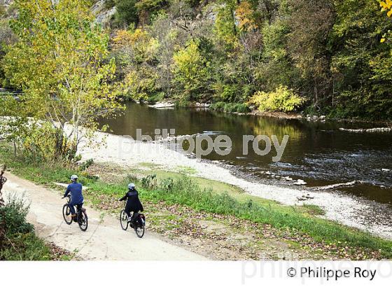 CYCLISTE,  GORGES  DE L' AVEYRON, CILLAGE DE CAZALS, TARN ET GARONNE. (82F01431.jpg)