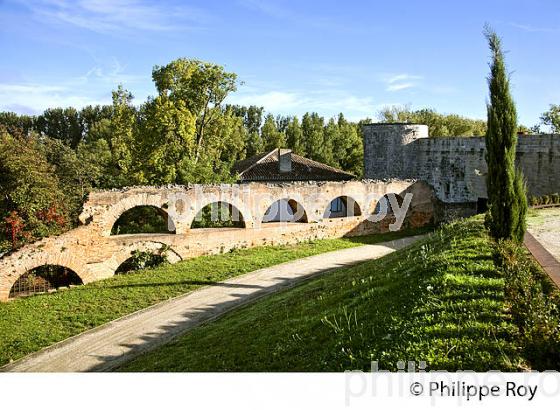 VILLAGE MEDIEVAL  DE NEGREPELISSEE, VALLEE DE L' AVEYRON, TARN-ET-GARONNE. (82F01531.jpg)