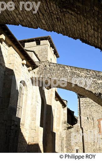 L' EGLISE ROMANE SAINT-PIERRE, DOYENNE  DE VAREN, VALLEE DE L' AVEYRON, TARN ET GARONNE. (82F01816.jpg)