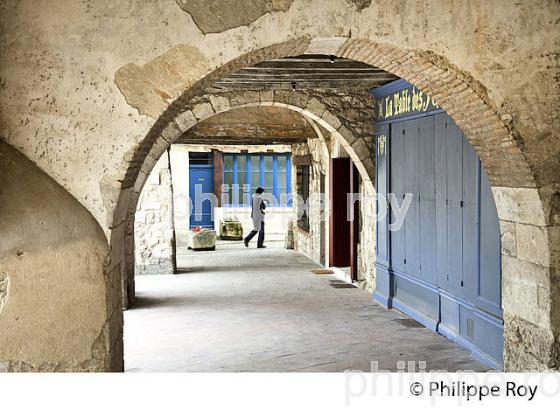 LE  VILLAGE FORTIFIE DE LAUZERTE, QUERCY BLANC,TARN-ET-GARONNE. (82F01910.jpg)