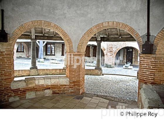 VILLAGE FORTIFIE DE AUVILLAR, GASCOGNE, TARN ET GARONNE. (82F02138.jpg)