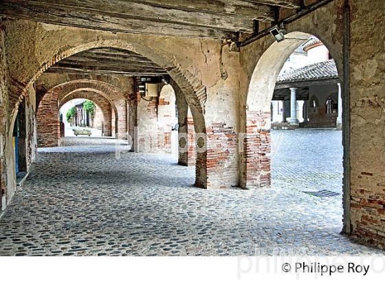 VILLAGE FORTIFIE DE AUVILLAR, GASCOGNE, TARN ET GARONNE. (82F02139.jpg)
