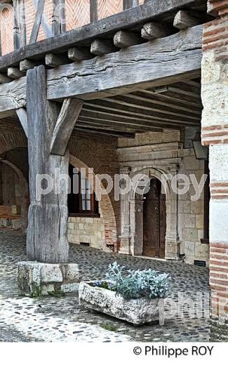 VILLAGE FORTIFIE DE AUVILLAR, GASCOGNE, TARN ET GARONNE. (82F02140.jpg)