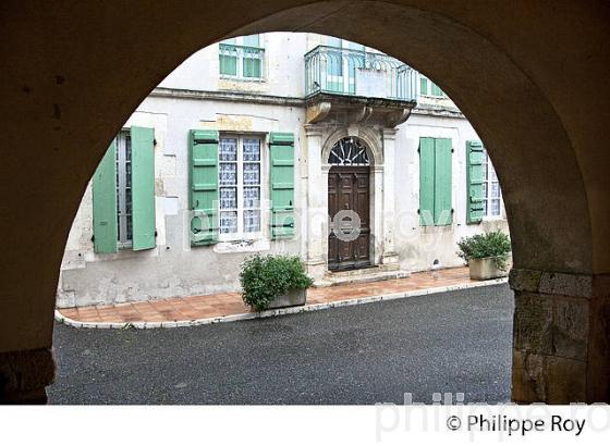 VILLAGE FORTIFIE DE DUNES, BASTIDE DE GASCOGNE, TARN ET GARONNE. (82F02224.jpg)