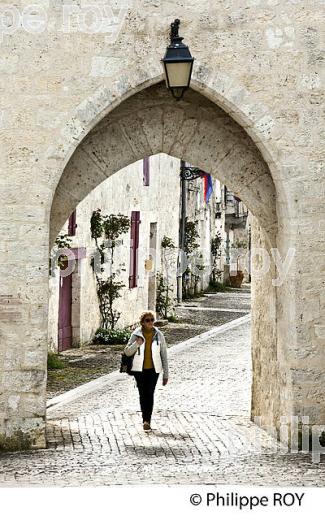 VILLAGE FORTIFIE DE MONTJOI, BASTIDE DE GASCOGNE, TARN ET GARONNE. (82F02229.jpg)