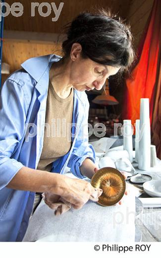 SYLVIE COQUET, CREATRICE, PORCELAINE DE LIMOGES, ATELIER  FEELING'S,  HAUTE-VIENNE, LIMOUSIN. (87F00232.jpg)
