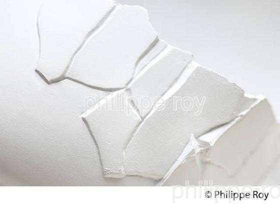 SYLVIE COQUET, CREATRICE, PORCELAINE DE LIMOGES, ATELIER  FEELING'S,  HAUTE-VIENNE, LIMOUSIN. (87F00318.jpg)