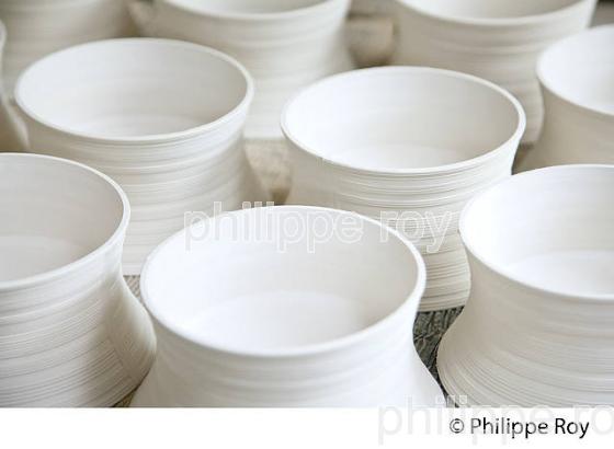 SYLVIE COQUET, CREATRICE, PORCELAINE DE LIMOGES, ATELIER  FEELING'S,  HAUTE-VIENNE, LIMOUSIN. (87F00320.jpg)