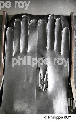 CONFECTION DE GANTS, GANTERIE AGNELLE, SAINT-JUNIEN, HAUTE-VIENNE, LIMOUSIN. (87F00334.jpg)
