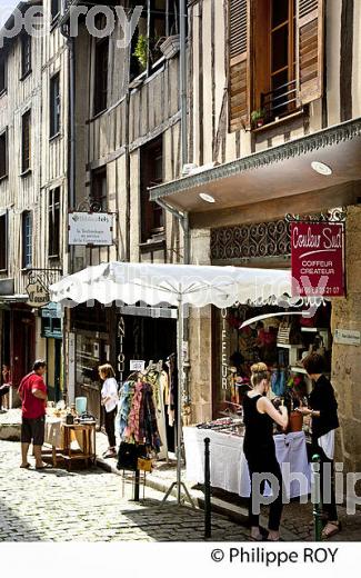 RUE DE LA BOUCHERIE,  QUARTIER DU CHATEAU, LIMOGES, HAUTE-VIENNE-LIMOUSIN. (87F01438.jpg)