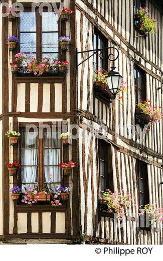 MAISON A PANS DE BOIS, QUARTIER DU CHATEAU, LIMOGES, HAUTE-VIENNE. (87F01538.jpg)