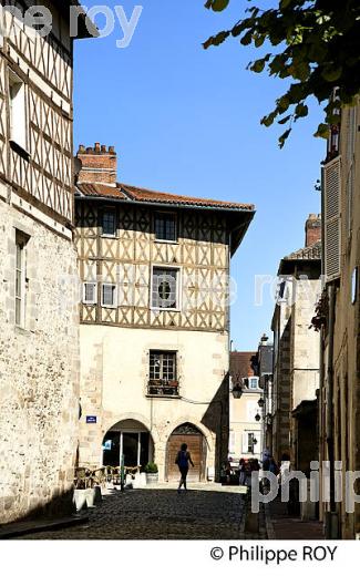MAISON A COLOMBAGE, QUARTIER DE LA CITE, LIMOGES, HAUTE-VIENNE. (87F01738.jpg)