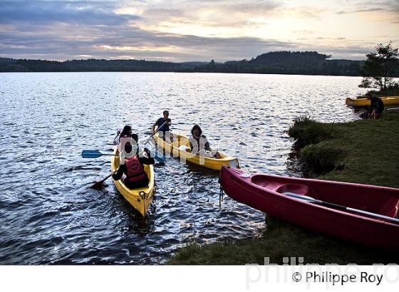 CANOE, LAC DE VASSIVIERE, LIMOUSIN. (87F02326.jpg)