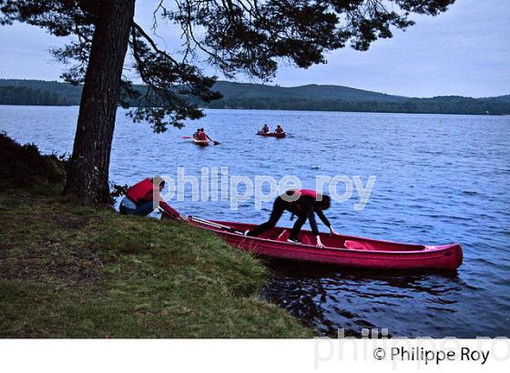CANOE, LAC DE VASSIVIERE, LIMOUSIN. (87F02329.jpg)