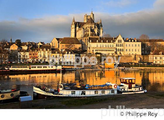 L' YONNE, LES QUAIS ET VIEILLE VILLE D' AUXERRE, YONNE, BOURGOGNE. (89F00116.jpg)