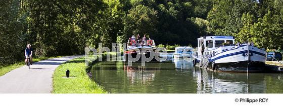 TOURISME FLUVIAL , CANAL DU NIVERNAIS, CHATEL-CENSOIR,  VALLEE DE L' YONNE, BOURGOGNE. (89F00514.jpg)
