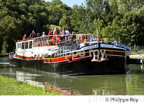 TOURISME FLUVIAL , CANAL DU NIVERNAIS, CHATEL-CENSOIR,  VALLEE DE L' YONNE, BOURGOGNE. (89F00517.jpg)