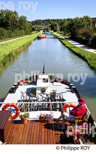 TOURISME FLUVIAL , CANAL DU NIVERNAIS, CHATEL-CENSOIR,  VALLEE DE L' YONNE, BOURGOGNE. (89F00522.jpg)