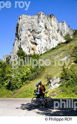 CYCLOTOURISME, ROCHER DE SAUSSOIS, CANAL DU NIVERNAIS, VALLEE DE L' YONNE, BOURGOGNE. (89F00601.jpg)