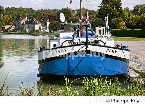 TOURISME FLUVIAL, PORT  DE TANLAY, CANAL DE BOURGOGNE, VALEE DE L' ARMANCON,  YONNE, BOURGOGNE. (89F01106.jpg)