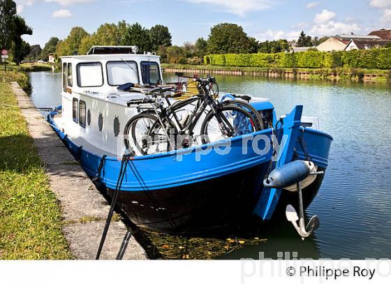 TOURISME FLUVIAL, PORT DE TONNERRE, CANAL DE BOURGOGNE, VALLEE DE L' ARMANCON,  YONNE,BOURGOGNE. (89F01110.jpg)