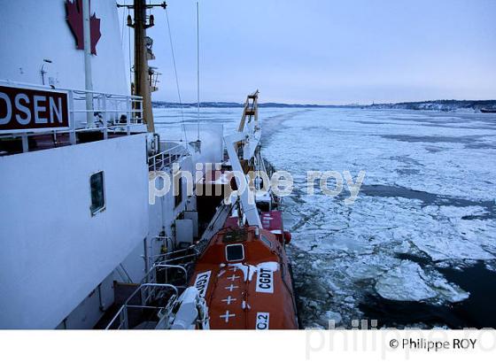 BRISE GLACE SUR LE SAINT LAURENT A QUEBEC (CA000827.jpg)