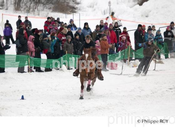 SKI JORING , CARNAVAL DE QUEBEC (CA001323.jpg)