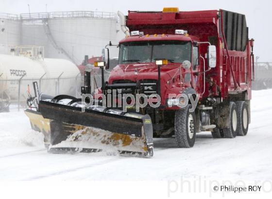 DENEIGEMENT DE RUE, QUEBEC EN HIVER (CA001414.jpg)