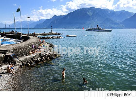 TOURISTE A LA PLAGE DE LA TOUR DE PEILZ, VEVEY, SUISSE (CH001930.jpg)