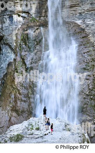 CASCADE DE SORROSAL, VILLAGE DE BROTO, VALLE DE L' ARA, PYRENEES ARAGONAISES, ESPAGNE. (ES02519.jpg)